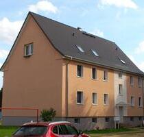 Die Wohnung befindet sich in einem Mehrfamilienhaus in Dorflage. - Ruhner Berge