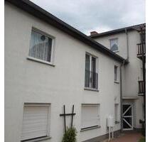Charmante 2-Zimmer-Wohnung mit Entwicklungspotenzial, ruhige Lage - Calbe (Saale)
