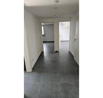 Helle 2-Zimmer-Dachgeschosswohnung – frisch renoviert in ruhiger - Waldsee