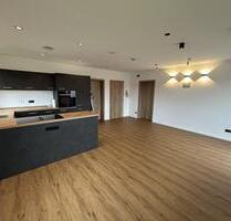 Erstbezug! Moderne 4-Zimmer-Wohnung mit Balkon, kleinem Garten und optionaler Garage in Obing