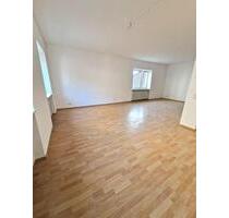 Teilrenovierte helle 3 Zimmerwohnung mit Einbauküche und Balkon - Zweibrücken