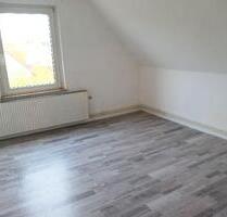 Helle 2025 modernisierte 3-Zi-Wohnung mit neuem Bad aus dem Jahre 2025, Garage und Garten! - Aerzen