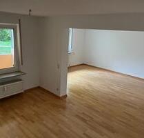 3,5-Zimmer-Hochparterre-Wohnung mit Balkon, EBK & TG-Stellplatz - Ditzingen