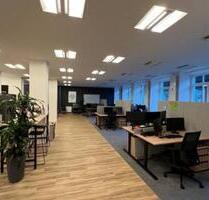 Mehrere Büroräume und Schreibtische in der Hamburger Innenstadt