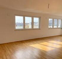 Geräumige, tolle Wohnung im 6.OG mit Loggia, hochwertiger Einbauküche, Parkett und BadewanneDusche - Dresden Neustadt