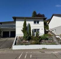 Charmanter Winkelbungalow mit Einliegerwohnung, Doppelgarage und traumhaftem Südost-Freisitz – ideales Zuhause für Familien oder Wohnen & Arbeiten unter einem Dach - Dielheim