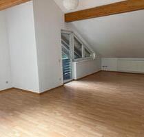 2 Zimmer DG Wohnung mit Balkon - 1.150,00 EUR Kaltmiete, ca.  90,00 m² in Moosach (PLZ: 85665)