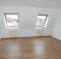 Geräumige 2-Zimmer-Dachwohnung * Laminaboden * 3.OG m. Aufzug * separate Küche * Wanne, Dusche, GWC - Freital