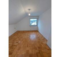 Neu renovierte DG-Wohnung in Mochenwangen – moderne EBK & Parkett - Wolpertswende