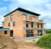NEUBAU: Großzügige DHH mit PV-Anlage, Einbauküche, 2 Bädern, großem Grundstück und Fernblick! - Glashütten