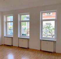 Freundliche 2-Zimmer-Wohnung im 1.OG mit Balkon, offener Küche, Laminatboden & Bad mit Badewanne - Dresden Cotta