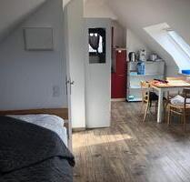 Dachgeschoss Apartment möbliert verfügbar ab 1 Juni - Düsseldorf Stadtbezirk 5