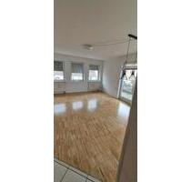 Helle 4-Zimmer-Wohnung mit 2 Balkonen, Gäste-WC und EBK - Villingen-Schwenningen