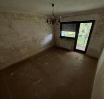 Gemütliche 2-Zimmer-Wohnung in ruhiger Lage von Baumholder – renovierungsbedürftig und gut angebunden – mietfreie Zeit bei Eigenrenovierung [HMR-O51E03]