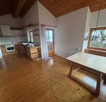 Helle 2 Zimmer Dachgeschoss Wohnung mit Balkon in 83454 Anger