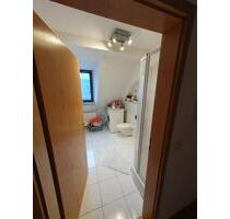 Helle Dachwohnung ca. 45 Quadratmeter, Dachgauben, Autostellplatz - Neuendettelsau