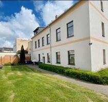 Frisch renovierte, helle 2-Raum-Wohnung mit großem Gartenanteil & Stellplatz - Meerane