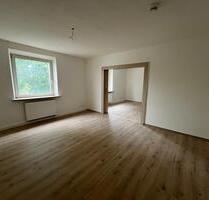 3-Zimmer-Wohnung - in zentraler Lage von Hof - 1. Obergeschoss - PKW Stellplatz anmietbar - komplett renoviert