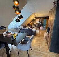 ZU MIETEN AB 01.10: HELLE 4-ZIMMER-WOHNUNG MIT 2 BALKONEN. - Gerolzhofen