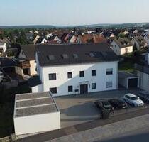 Hochwertige 3-Zimmer Wohnung m. großer Terrasse, Garten u. Garage - Schwarzenfeld