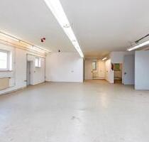 Produktions- und Lagerhalle mit Bürotrakt und Gemeinschaftsräumen im Industriegebiet von Mögglingen