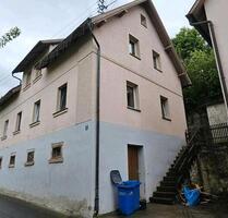 Einfamilienhaus mit großer Scheune in Untersteinach