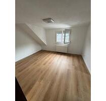 2 - Zimmer Dachgeschosswohnung - 820,00 EUR Kaltmiete, ca.  45,00 m² in Stuttgart (PLZ: 70329) Hedelfingen