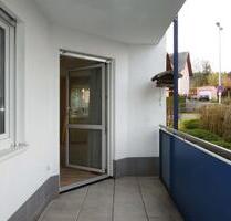 AUMÜLLER-Immobilien - Seniorengerechte 2-Zi-EG-Wohnung mit Balkon und EBK - für Menschen über 50 - Wächtersbach