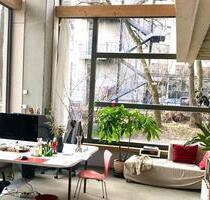 Tisch in Co-Working Space, Arbeitsplatz an der Spree - Berlin Mitte