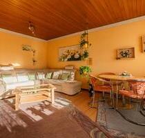 Barrierefreie 3-Zimmer-Wohnung mit Balkon, Tageslichtbad, Einbauküche, Kellerraum und Kfz-Stellplatz - Bischofsheim