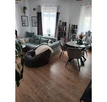 Diese charmante Altbauwohnung in Leipzig-Eutritzsch überzeugt durch ihre praktische Raumaufteilung und helle, freundliche Zimmer. Alle Räume sind direkt vom Flur aus begehbar, was eine optimale...