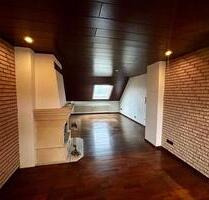 Schöne DG -Wohnung in einer gepflegten Immobilie mit Kamin und und Wunsch 2 Garagen und Stellplatz - Duisburg Hamborn