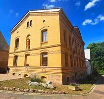 Historischer Charme trifft modernen Komfort - 2 Zimmer mit Lift, Stellplatz & Naturidylle - Wettin-Löbejün