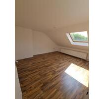 Sanierte 2-Zimmer-Dachgeschosswohnung mit Einbauküche - Flörsheim am Main