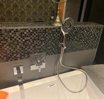 Mod. App. Tageslichtbad Wanne Dusche Fußbodenhzg. E-Rollläden - Eicklingen