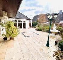 Stilvoller Winkelbungalow - auf sonnigem Grundstück - Steinburg