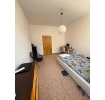Zwei Zimmer Ruhige Wohnung mit Großem Küche frei ab 01.09.2025 - Halle (Saale) Büschdorf