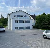 Neubau-Highlight: 3 Zimmer, Aufzug, Balkon und zwei Stellplätze - Springe