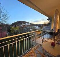 Herrliche Aussicht: Neuwertige 3 Zi-Wohnung mit Lift + Balkon, Einbauküche gegen Ablöse, ab März - Bad Kissingen