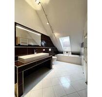 Wellness-Bad, Loggia, neuer Boden | Sonnige Maisonette | Klimaanlage & Stellplatz - Ilsfeld