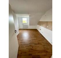Frisch sanierte 2ZKDB Dachgeschoss Wohnung ab 01.08.2025 - Krefeld Benrad
