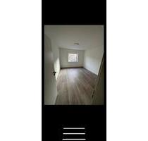 Zimmer in Harburg in einer 3er WG frei. 600€ warm eins mit Balkon - Hamburg