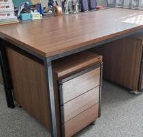 Bürotisch und Container - 60,00 EUR Kaltmiete, in Ostfildern (PLZ: 73760)