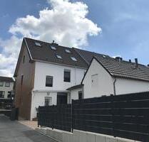 Geräumiges und gepflegtes Eckhaus mit EBK und Stellplatz - Krefeld