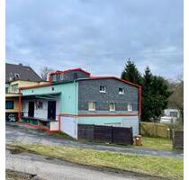 Lagerfläche mit Rampenzufahrt und Lastenzug im Altenkirschen - Altenkirchen (Westerwald)