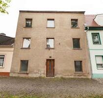 Sanierungsbedürftiges Mehrfamilienhaus mit großem Potenzial - Calbe (Saale)