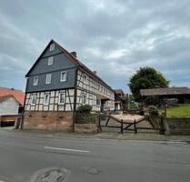 Landgut in Marburg: Vierkanthof, Mietwohnungen und Obstgarten