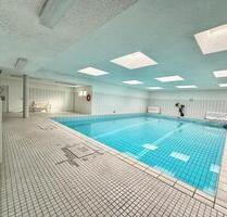 Schöne und helle 3-Zimmerwohnung mit 2 Balkonen, Schwimmbad und Tiefgaragenplatz - Düsseldorf Stadtbezirk 6