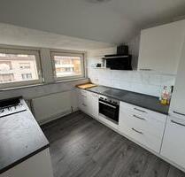 Renovierte 3-Zimmer-DG-Wohnung mit neuer Küche & Stellplatz - Gütersloh