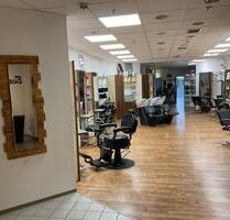 Voll ausgestatteter Friseursalon im Ertl-Zentrum Hallstadt zu vermieten!
